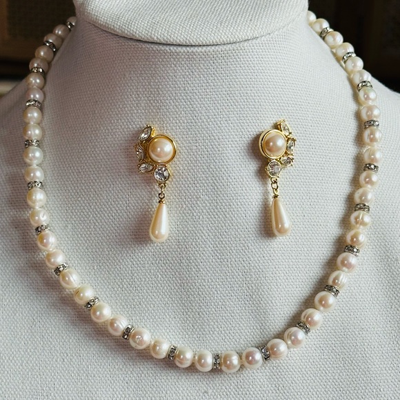 Elegant Pearl Earrings and Necklace Set - Picture 2 of 6